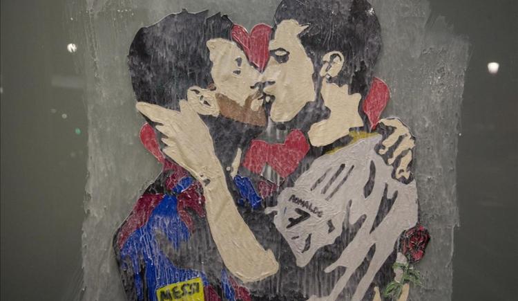 Imagen de El beso entre Messi y Cristiano Ronaldo