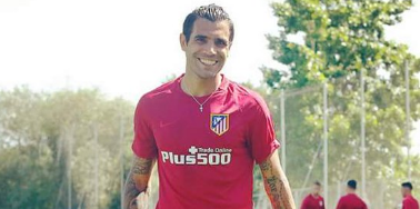 Imagen de Augusto Fernández, a la par de sus compañeros