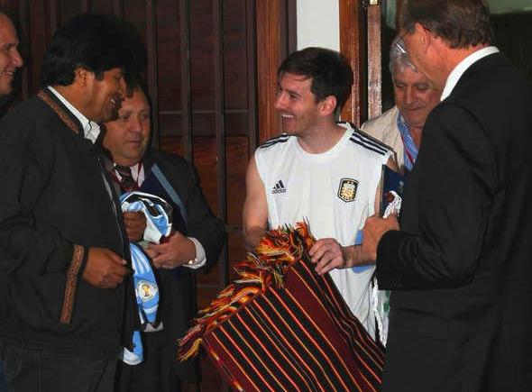 Imagen de Evo Morales feliz por Messi