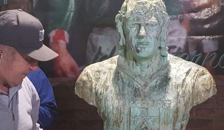 Imagen de Se descubrió monumento en homenaje a Saccardi