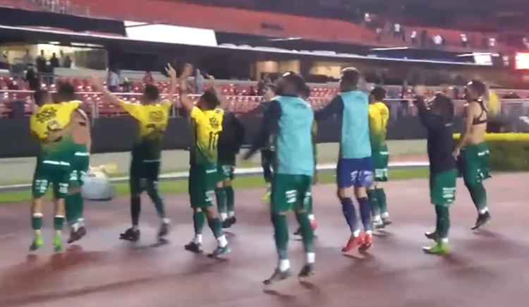Imagen de Jugadores e hinchada unidos en el festejo