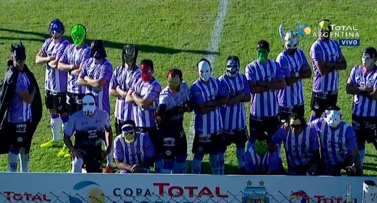 Imagen de Los futbolistas de Sacachispas se disfrazaron para la foto previa al partido
