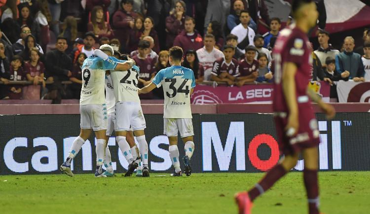 Imagen de Racing ganó, trepó a la punta y le trasladó la presión a Boca