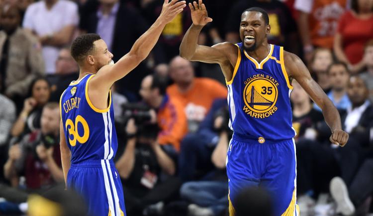 Imagen de Golden State volvió a ganar y está a un paso del título