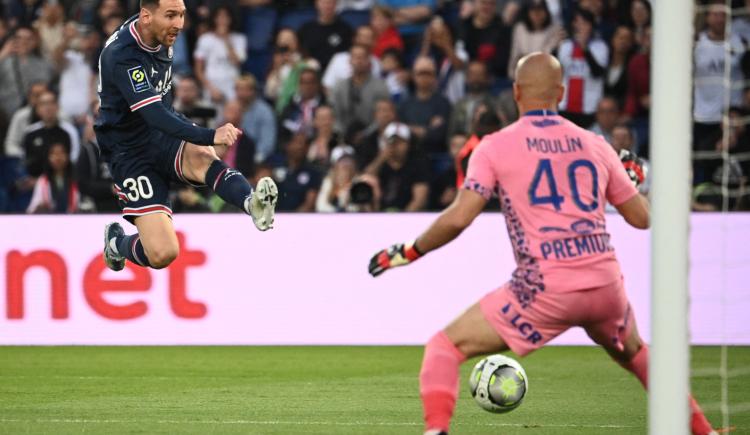 Imagen de Los hinchas de PSG volvieron a silbar a Messi