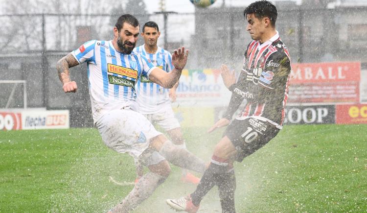 Imagen de Por la lluvia, se suspendió el partido de Chacarita