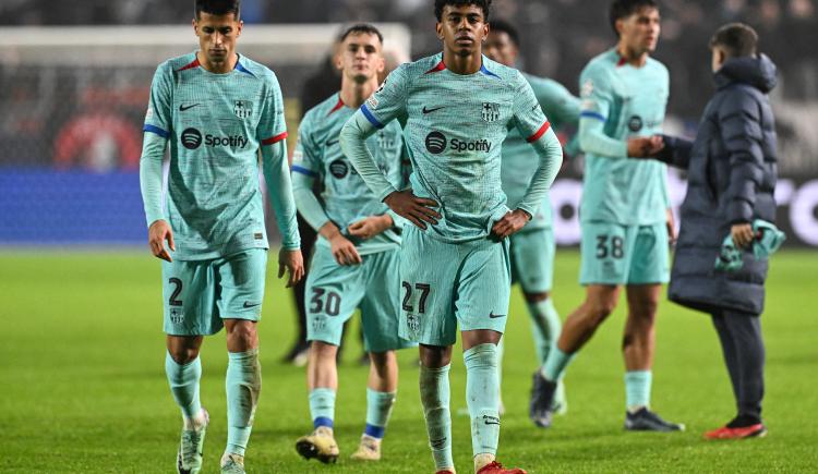 Imagen de Barcelona no encuentra el rumbo y sufrió una derrota impensada ante Royal Antwerp