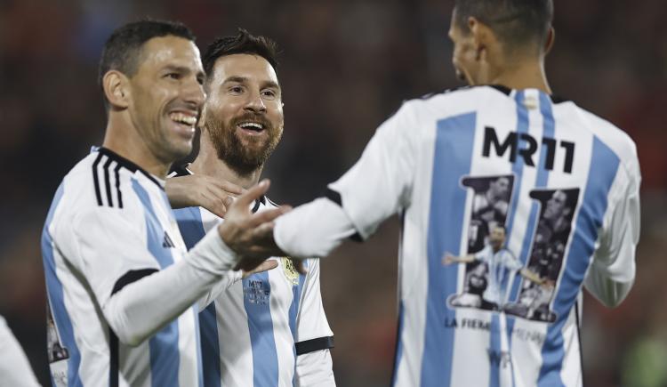 Imagen de La noche soñada de Maxi Rodríguez con Leo Messi y la camiseta de Maradona de regalo