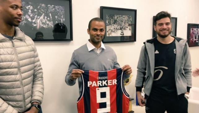 Imagen de Tony Parker visitó el estadio de San Lorenzo