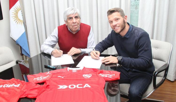 Imagen de Nico Domingo firmó su contrato con Independiente