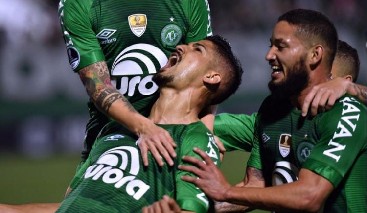 Imagen de Defensa no pudo con Chapecoense y cayó en los penales