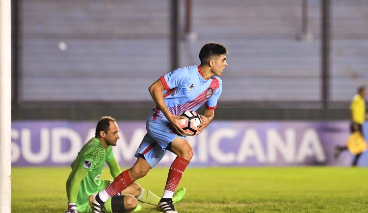 Imagen de Arsenal ganó pero no le alcanzó