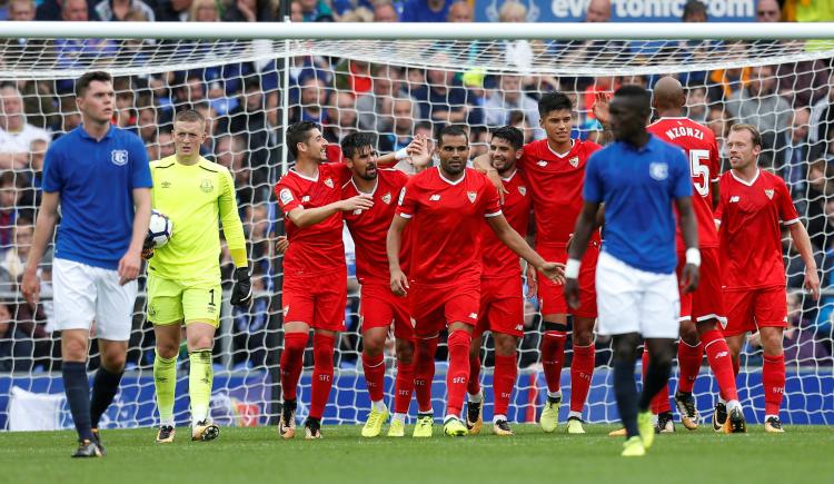 Imagen de Dos de Banega en el empate de Sevilla ante Everton