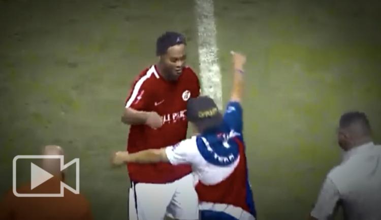 Imagen de Ronaldinho y la invasión de campo más divertida de la historia