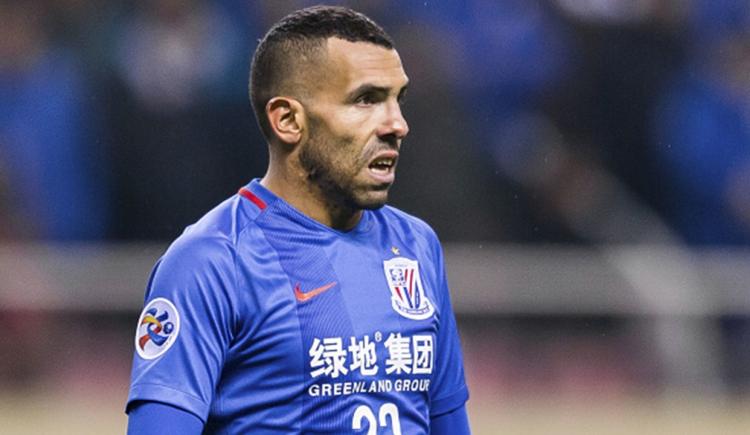Imagen de Tevez llegó al país, pero debe volver
