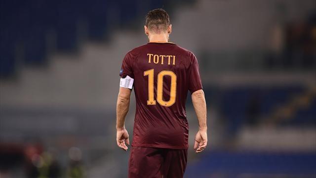 Imagen de Totti es viral por pasar una pelota de yate a yate