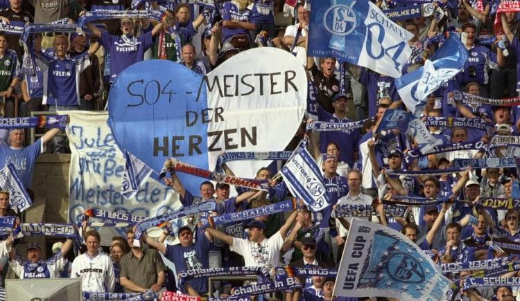 Imagen de El Schalke regala cervezas a sus hinchas