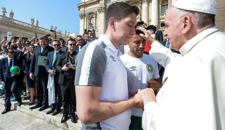 Imagen de Papa Francisco recibió a sobrevivientes del Chapecoense