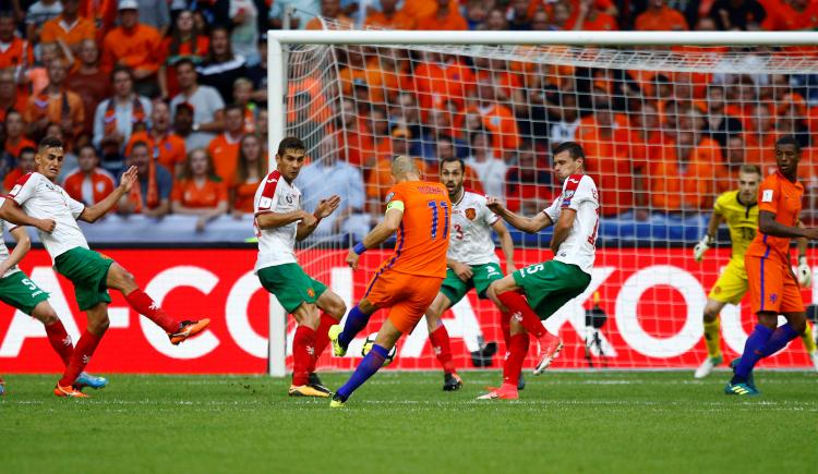 Imagen de Holanda venció a Bulgaria y da pelea