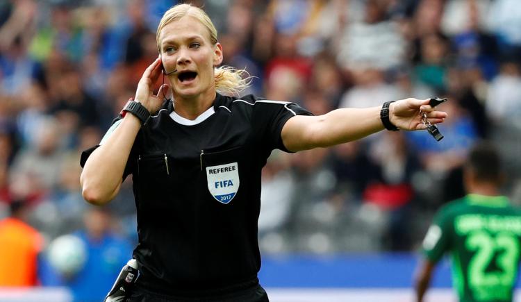 Imagen de Debutó la primera mujer árbitro de la Bundesliga