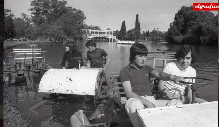 Imagen de 1974. Como pibes en el día de la primavera
