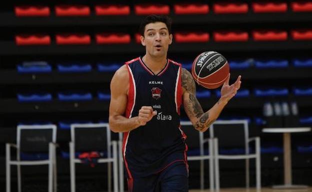 Imagen de Delfino se queda en Baskonia