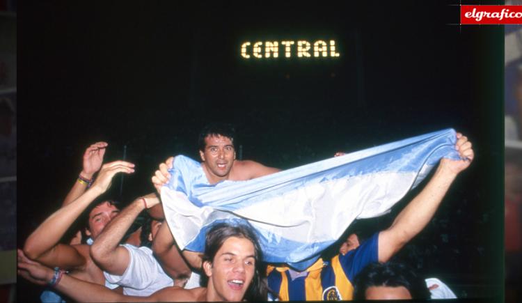 Imagen de 1995: El Negro Palma en andas después de la hazaña de Rosario Central