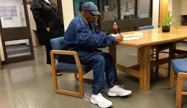 Imagen de O.J. Simpson sale de prisión después de 9 años