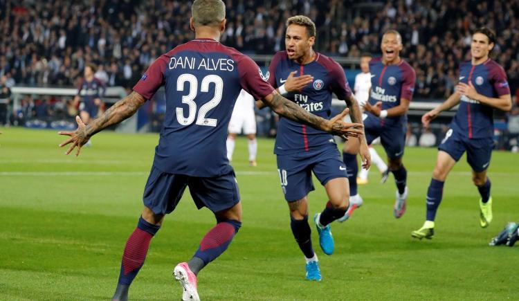 Imagen de Dani Alves: “No soy la niñera de Neymar ni de Cavani”