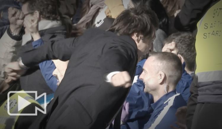 Imagen de Conte se volvió loco, festejó el gol tirándose arriba de los hinchas