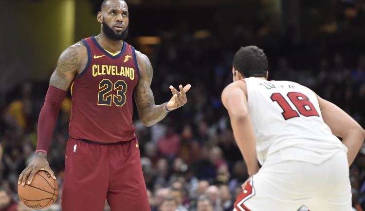 Imagen de LeBron, de base, guió a los Cavs