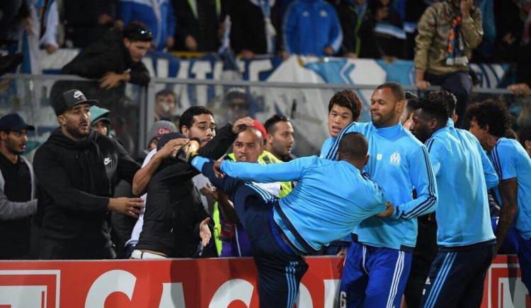 Imagen de Evra emuló a Cantona y pateó a un hincha del Marsella