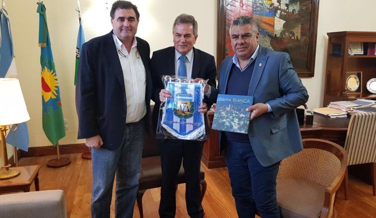 Imagen de Claudio Tapia y los visitantes