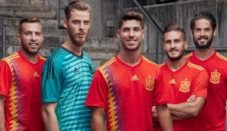 Imagen de Continúa la polémica por la camiseta de España