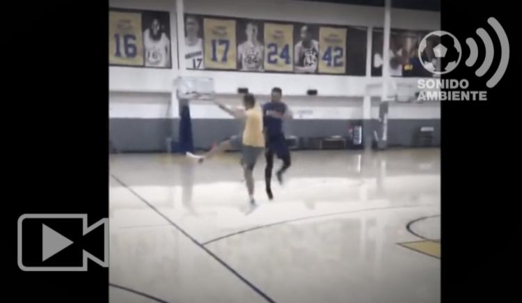 Imagen de Lo que hace con el pie Curry no se vio nunca