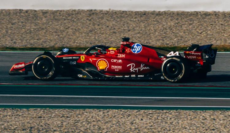 Imagen de Lewis Hamilton chocó su Ferrari durante las pruebas de Barcelona