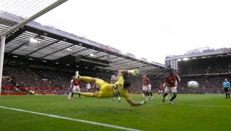 Imagen de La atajada viral del Dibu Martínez no alcanzó para evitar la derrota del Aston Villa