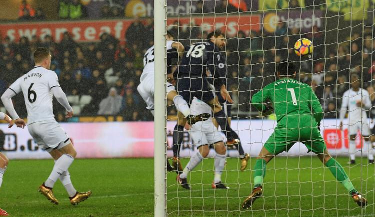 Imagen de Tottenham ganó de visitante y no se baja de la lucha