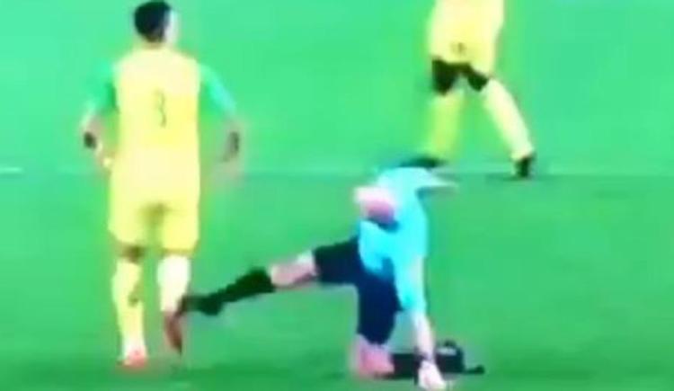 Imagen de Insólito: la patada del árbitro de PSG-Nantes a un jugador