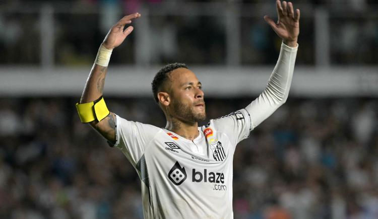 Imagen de Volvió Neymar a Santos: magia intacta, el blanco de las patadas y muy cerca del gol