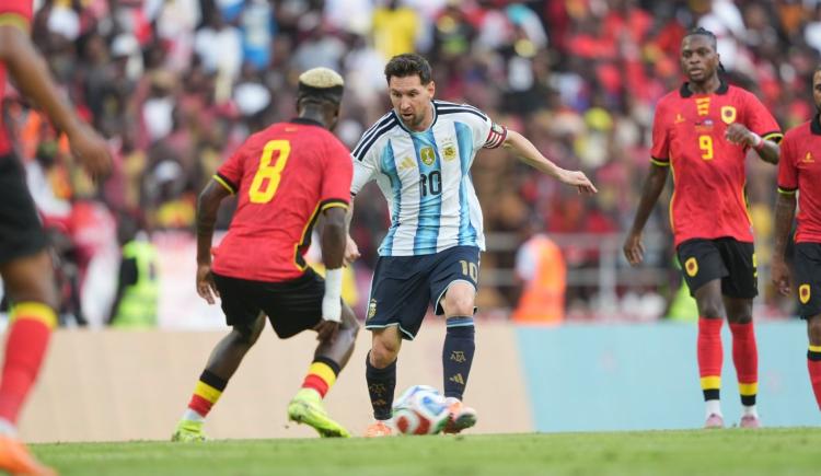Imagen de Argentina despidió el año con una cómoda victoria 2-0 ante Angola