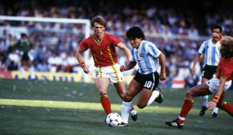 Imagen de Maradona y los héroes: un texto de Mario Vargas Llosa en El Gráfico