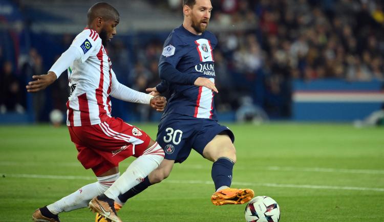 Imagen de Entre silbidos y algunos aplausos, Messi volvió a la titularidad en la goleada de PSG