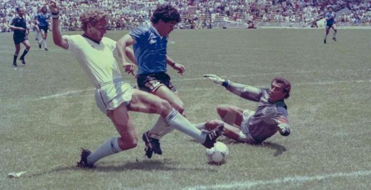 Imagen de Fotos y narrativa del gol inmortal, por Diego Maradona