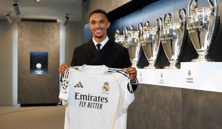 Imagen de Real Madrid presentó a Alexander-Arnold, quien sorprendió con un discurso en español