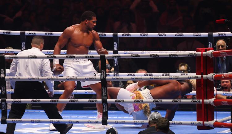 Imagen de Anthony Joshua noqueó ferozmente a Francis Ngannou