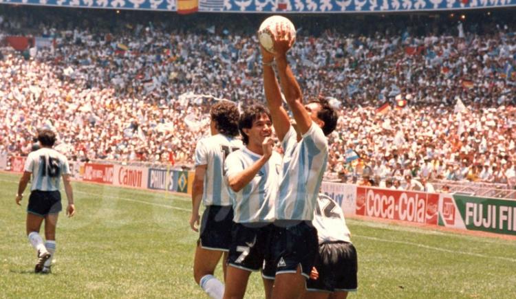 Imagen de 1986. Brown con el mundo entre las manos