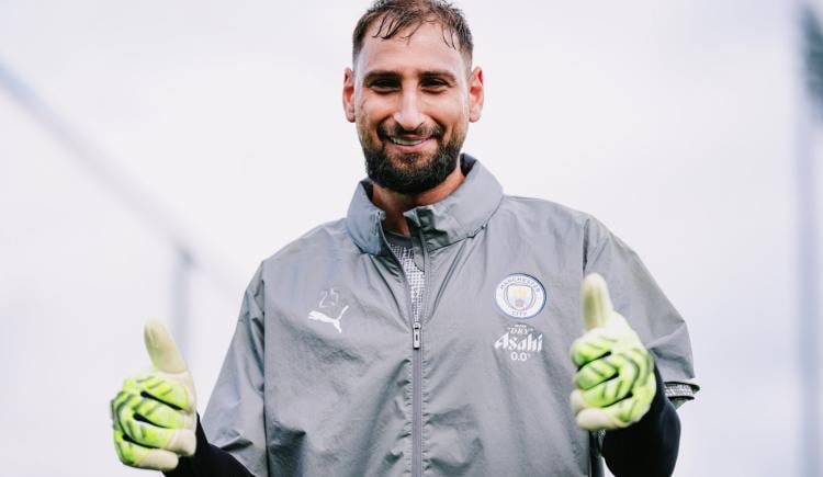 Imagen de Gianluigi Donnarumma fue presentado en el City y podría debutar este domingo ante el United
