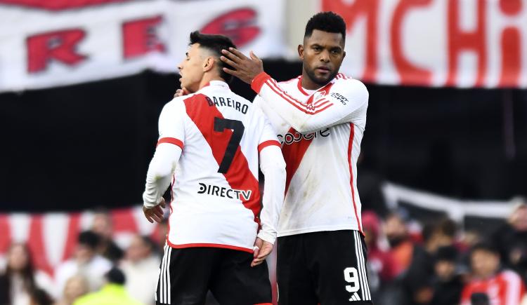 Imagen de Adam Bareiro, ante su primera gran chance en River