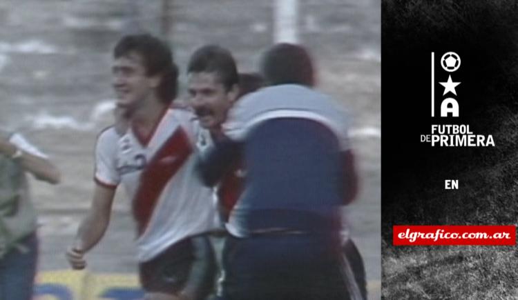 Imagen de 1986. River, la vuelta en La Boca y el gol de la pelota naranja